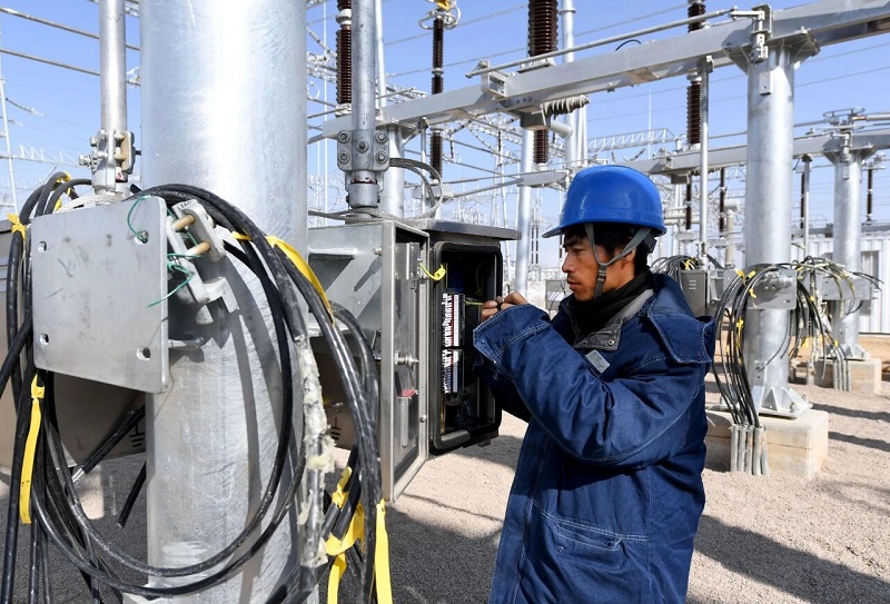 Odklopnik SF₆: kritična komponenta visokonapetostnih električnih omrežij, ki zagotavlja vrhunsko delovanje z visoko elektronegativnostjo in zmožnostjo gašenja obloka, ki je 100-krat večja od zraka. Odklopnik SF₆: kritična komponenta visokonapetostnih električnih omrežij, ki zagotavlja vrhunsko delovanje z visoko elektronegativnostjo in zmožnostjo gašenja obloka, ki je 100-krat večja od zraka.
