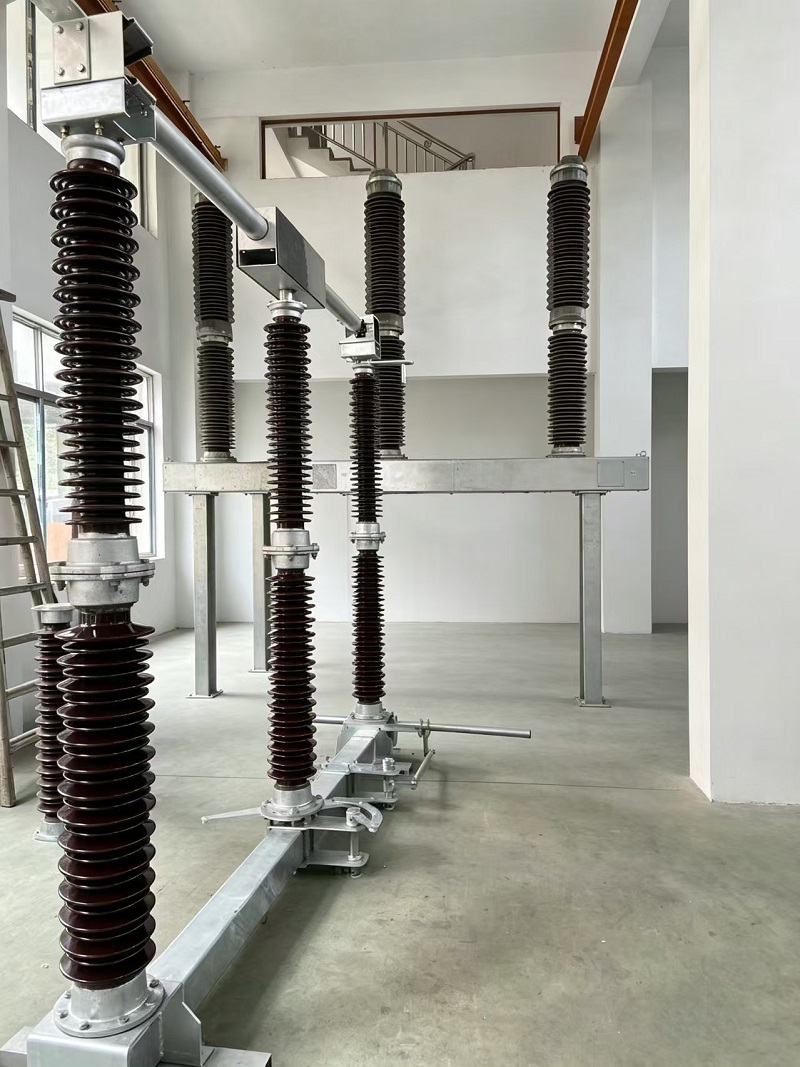 Odklopno stikalo 220 kV za uporabo na zunanjih visokonapetostnih postajah Odklopno stikalo 220 kV za uporabo na zunanjih visokonapetostnih postajah